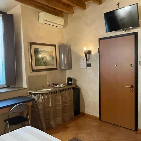 La Casa Di Enea Bed & Breakfast 3*